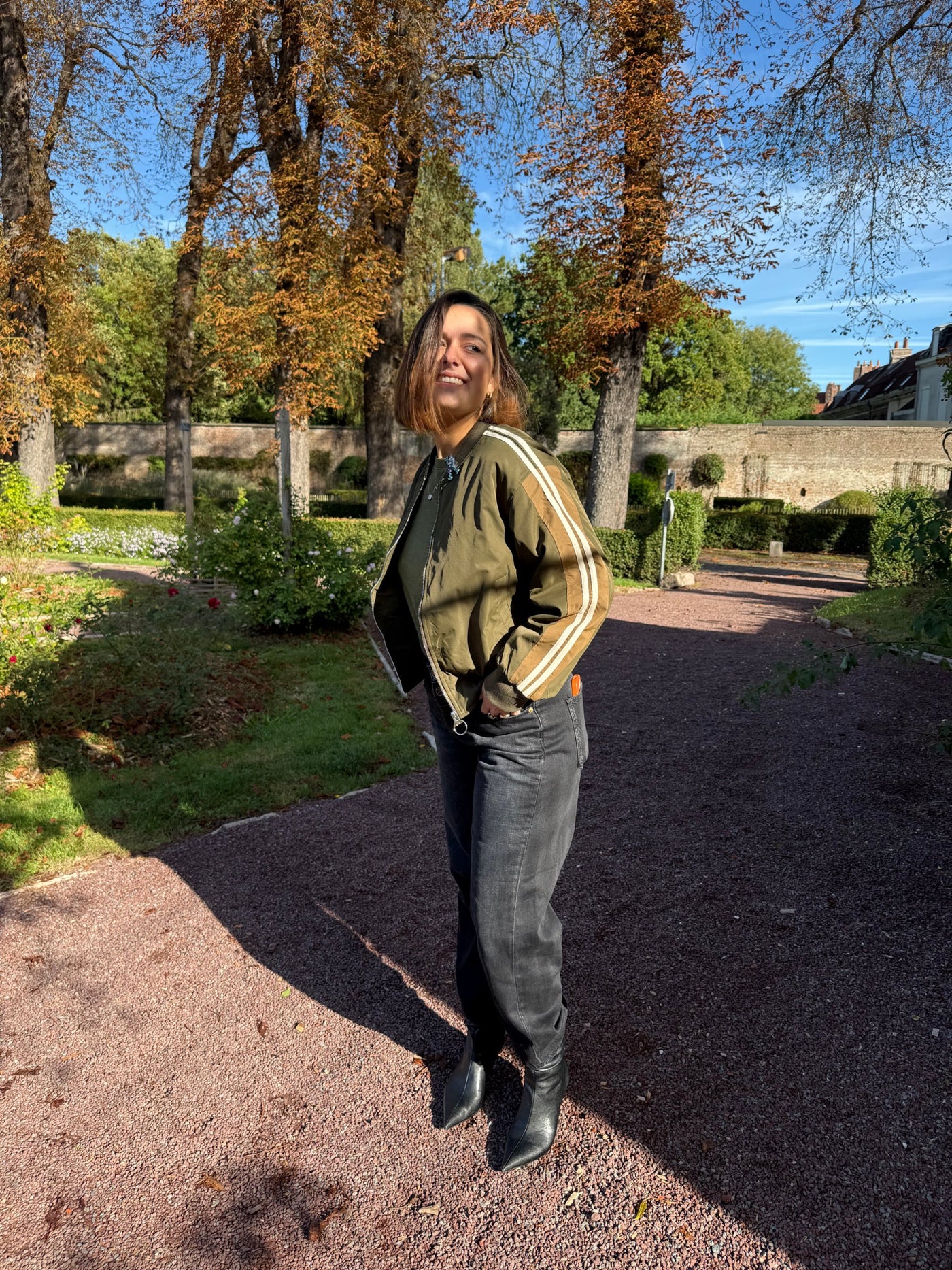 Look Kaki & noir porté en pied, Joy & Léa Douai